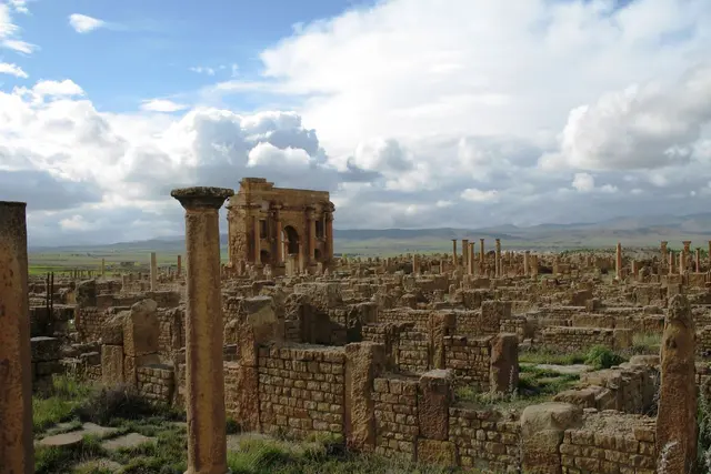 Ruines romaines de Timgad (Wilaya de Batna, Algérie). Vue sur l'Arc de Trajan