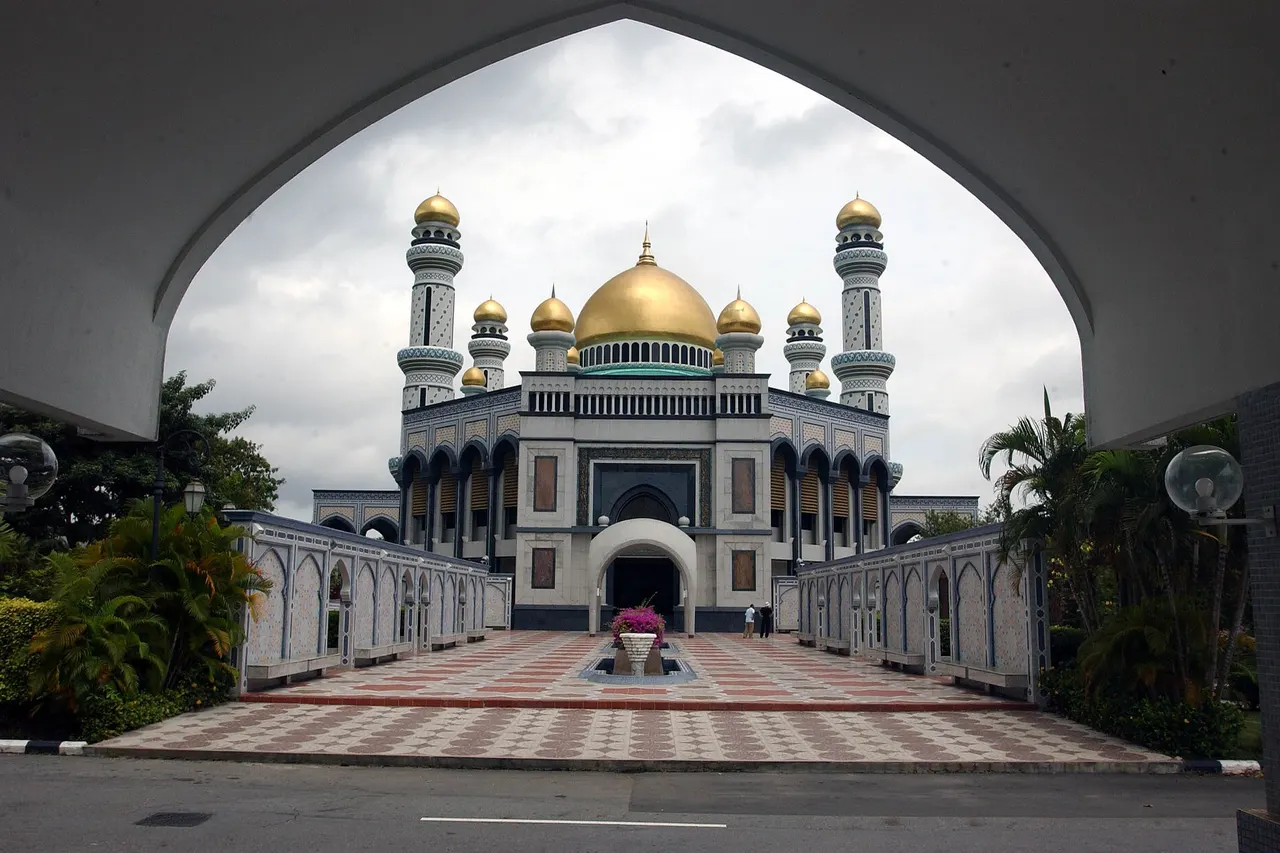 LARGEST MOSQUE IN BRUNEI BUILT FOR THE 25TH ANNIVERSARY OF THE SULTAN’S REIGN IN 1992